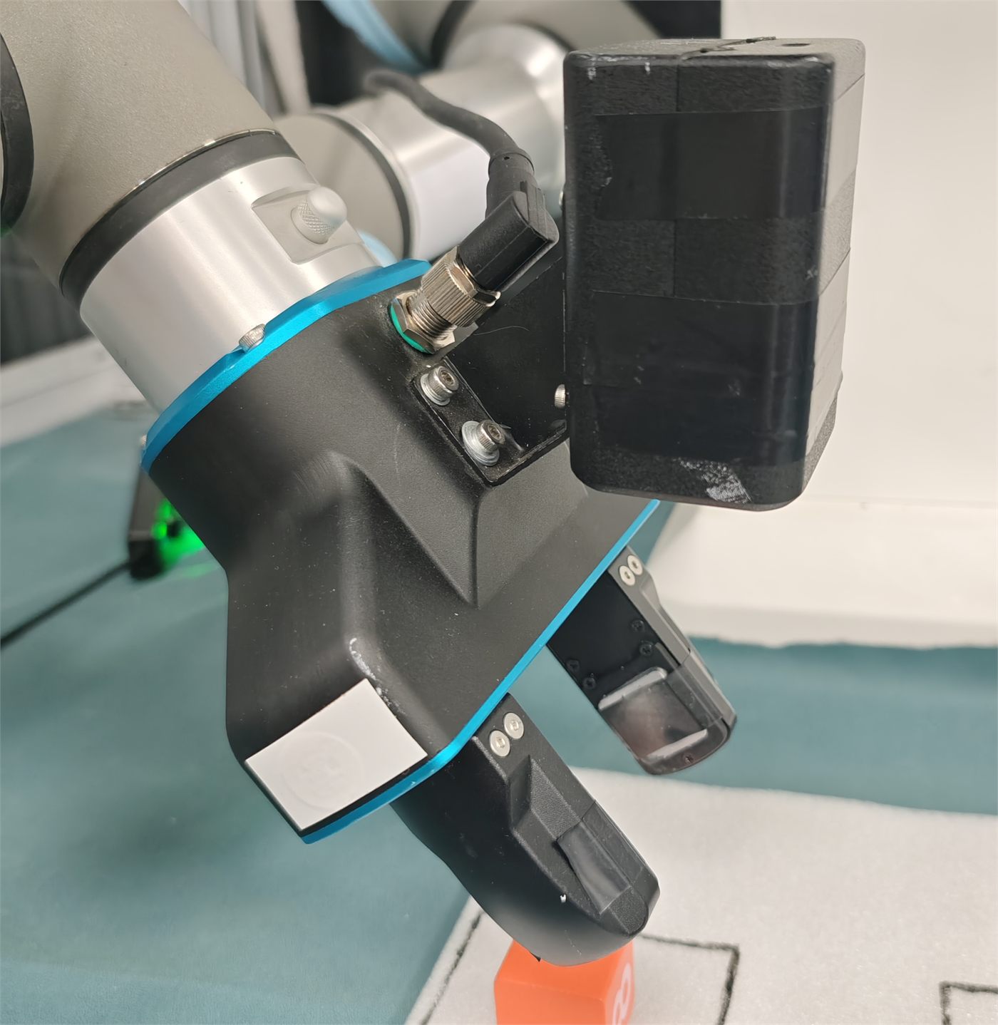Two-finger gripper with integrated tactile fingertips